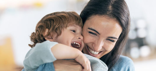 madre e hijo felices abrazándose