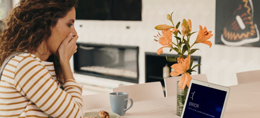 chica sorprendida mirando pantalla ordenador con mensaje de error