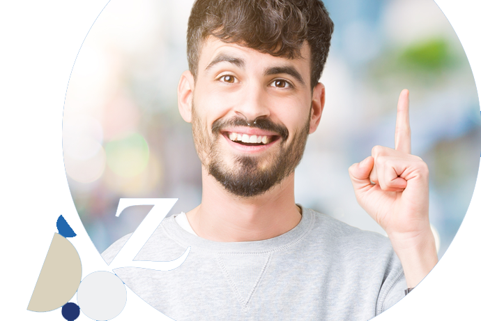 chico sonriendo con un dedo levantado