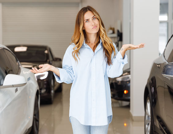 Mujer dudando entre dos coches para elegir cuál comprar
