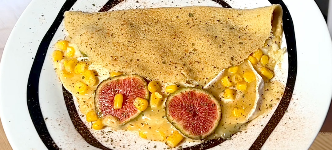 Crepes saludables con queso, maíz e higos
