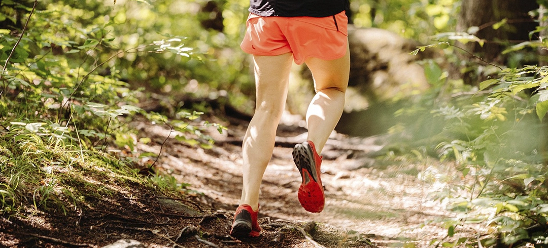 Persona corriendo por un bosque