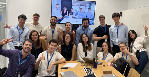 grupo de jóvenes en las oficinas de Zurich