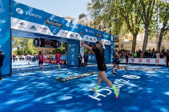 Dos corredores finalizando la Zurich Rock’n’Roll Running Series Madrid 2025