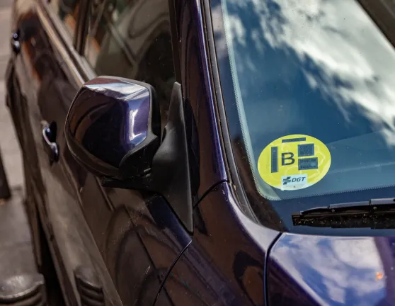 Coche con una etiqueta o distintivo ambiental de tipo B amarillo de la DGT
