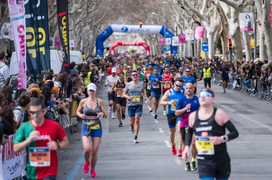 Corredores corriendo en la Zurich Marató Barcelona