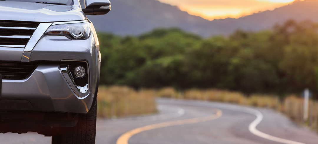 Coche circulando por una carretera
