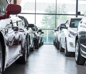 Varios coches expuestos en un concesionario de automóviles